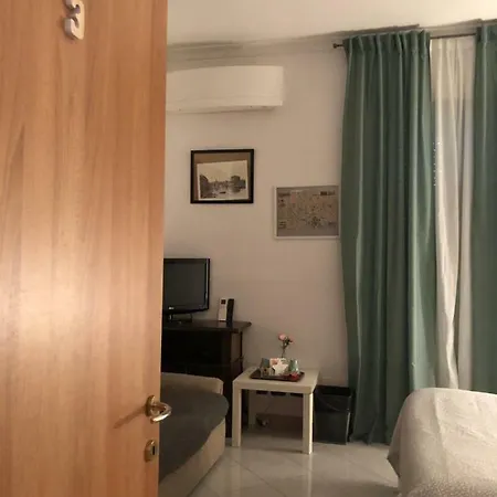 Suites Holiday Rooms *